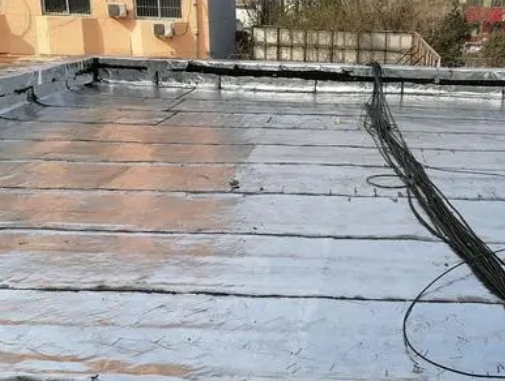 连云卫生间漏水维修公司分享下连云屋面楼顶防水刚性防水层施工要点。
